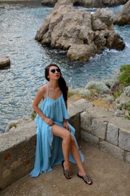 I am Georgiana Rochie Buline Almaaz Couture Vara Dubrovnik | Fashion Blogger in Croatia purtand o Rochie cu Spatele Gol si Buline